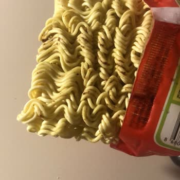 Onur Market’ten Alınan Noodle Paketinde Hijyen Ve Ambalaj Sorunu