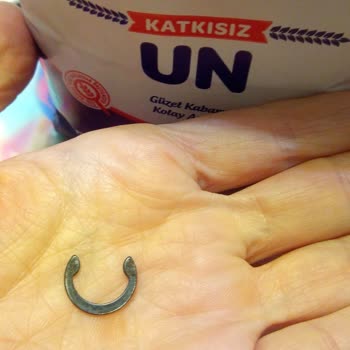 Sinangil Un’dan Kekte Demir Parçası Şoku: Çocuğumun Sağlığı Tehlikeye Girdi!