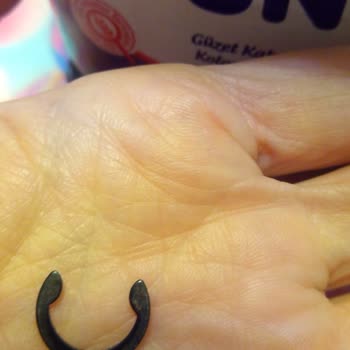 Sinangil Un’dan Kekte Demir Parçası Şoku: Çocuğumun Sağlığı Tehlikeye Girdi!