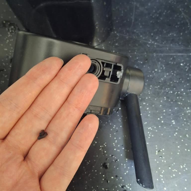 Grundig Kahve Makinesinin Süt Haznesi Parçası Kısa Sürede Kırıldı, Fonksiyon Çalışmıyor