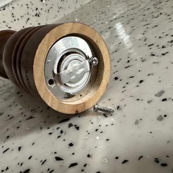 Karaca Züccaciye Öğütücünün Alt Kısmındaki Vida Yemeğin İçine Düştü