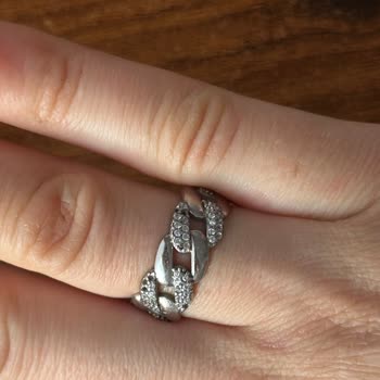 Yarım Günlük Kullanımda Yüzükte 15 Taşın Düşmesi Şaşkınlık Yarattı