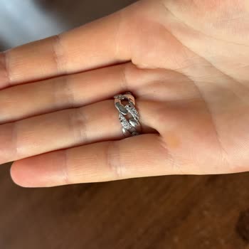 Yarım Günlük Kullanımda Yüzükte 15 Taşın Düşmesi Şaşkınlık Yarattı