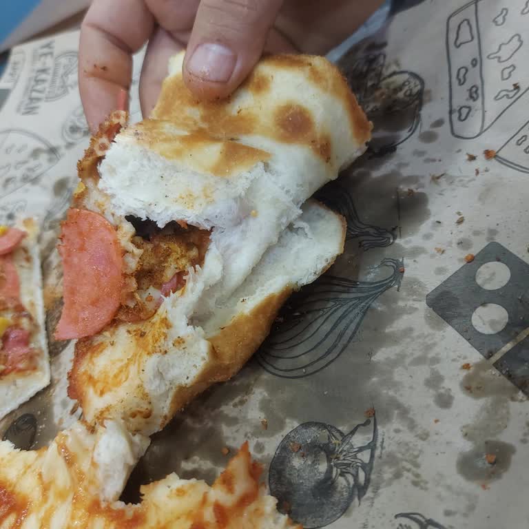 Çiğ Ve Kalın Hamurlu Pizza Hayal Kırıklığı