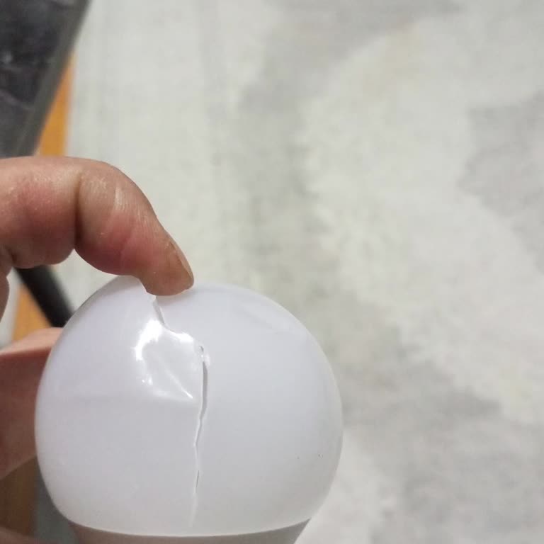 A101'den Alınan Ampul Hem Patladı Hem Hayal Kırıklığı Yarattı