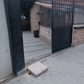 Harbi Mescidi Önündeki Yükseltilmiş Altyapı Kapağı Tehlike Oluşturuyor