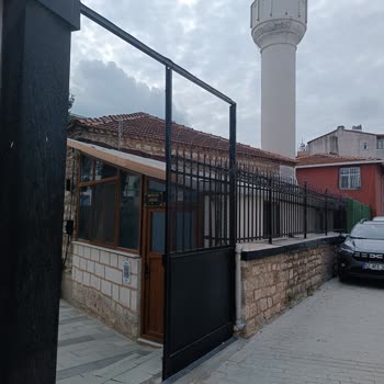 Harbi Mescidi Önündeki Yükseltilmiş Altyapı Kapağı Tehlike Oluşturuyor