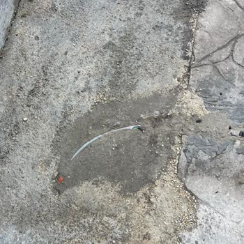 Aksa Doğalgaz Kazı Sonrası Açıkta Kalan Elektrik Kabloları Güvenlik Riski Oluşturuyor