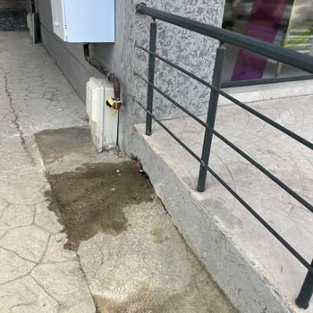 Aksa Doğalgaz Kazı Sonrası Açıkta Kalan Elektrik Kabloları Güvenlik Riski Oluşturuyor