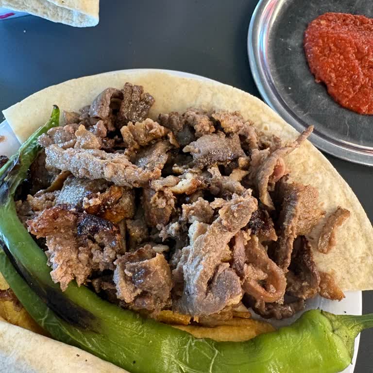 Köfteci Yusuf’ta Yüksek Fiyata Özensiz Yemek Ve İlgisiz Personel Hayal Kırıklığı