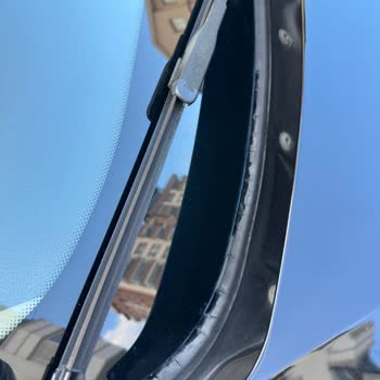 BMW F30 Ön Cam Fitilindeki Kronik Sorun İçin Çözüm Bekliyorum