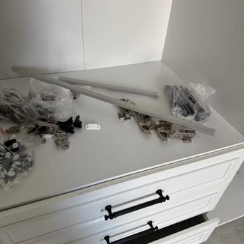 Kırık Parçalar Yüzünden Günlerdir Tamamlanmayan Dolap Odamızı Kullanılamaz Hale Getirdi