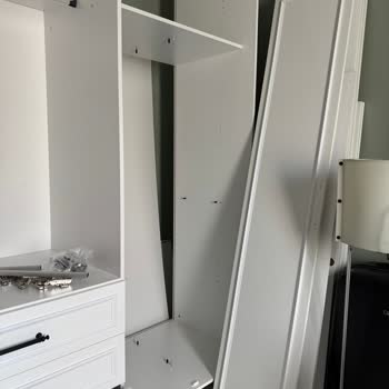 Kırık Parçalar Yüzünden Günlerdir Tamamlanmayan Dolap Odamızı Kullanılamaz Hale Getirdi