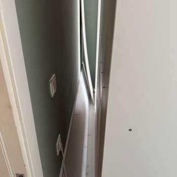 Kırık Parçalar Yüzünden Günlerdir Tamamlanmayan Dolap Odamızı Kullanılamaz Hale Getirdi