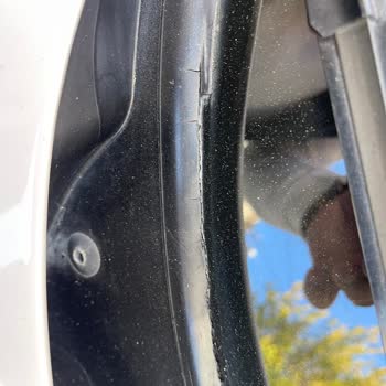 BMW F20 Ön Cam Izgarası Parçalanıyor, Su Ve Kir Araca Giriyor