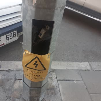 Çocuklar Ve Yayalar İçin Hayati Tehlike: Açıkta Kalan Elektrik Kabloları