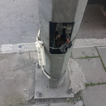 Çocuklar Ve Yayalar İçin Hayati Tehlike: Açıkta Kalan Elektrik Kabloları