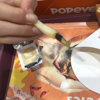 Popeyes Mal Of İsfanbul Şubesinde Küçük Porsiyon, Kalitesiz Ürün Ve Yetersiz Servis Deneyimi
