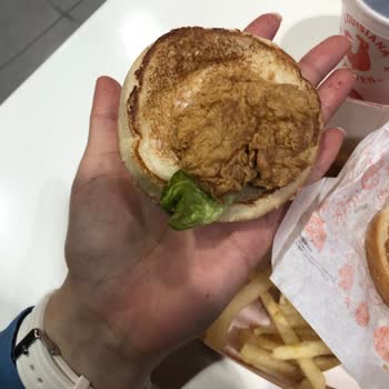 Popeyes Mal Of İsfanbul Şubesinde Küçük Porsiyon, Kalitesiz Ürün Ve Yetersiz Servis Deneyimi