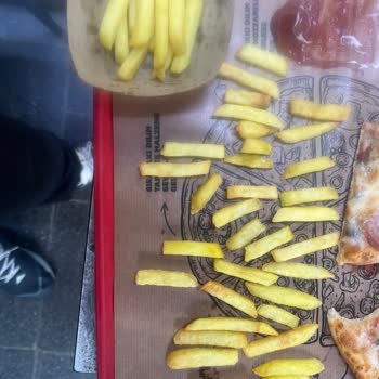 Terra Pizza Şirinyer Forbes Şubesinde Kötü Ürün Kalitesi Ve İlgisiz Çalışanlar