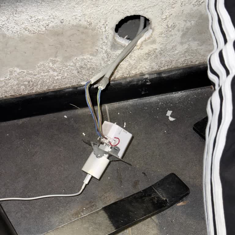 Açıkta Bırakılan Priz Yüzünden Elektrik Çarpması Yaşadım