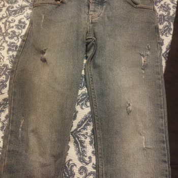 Özay Group Metal Sanayi İki Adet Kullanılmış, Yırtık Pantolon Gönderdi