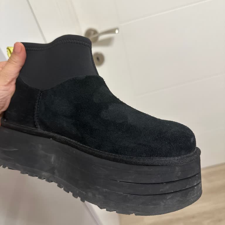 A101'den Alınan Ugg Bot Hem Hasarlı Çıktı Hem De Orijinalliği Şüpheli