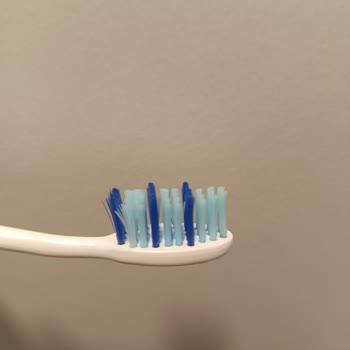 Signal White Now Gold Diş Macunu Diş Fırçamda Ve Dilimde Kalıcı Mavi Renk Oluşturdu