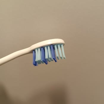 Signal White Now Gold Diş Macunu Diş Fırçamda Ve Dilimde Kalıcı Mavi Renk Oluşturdu