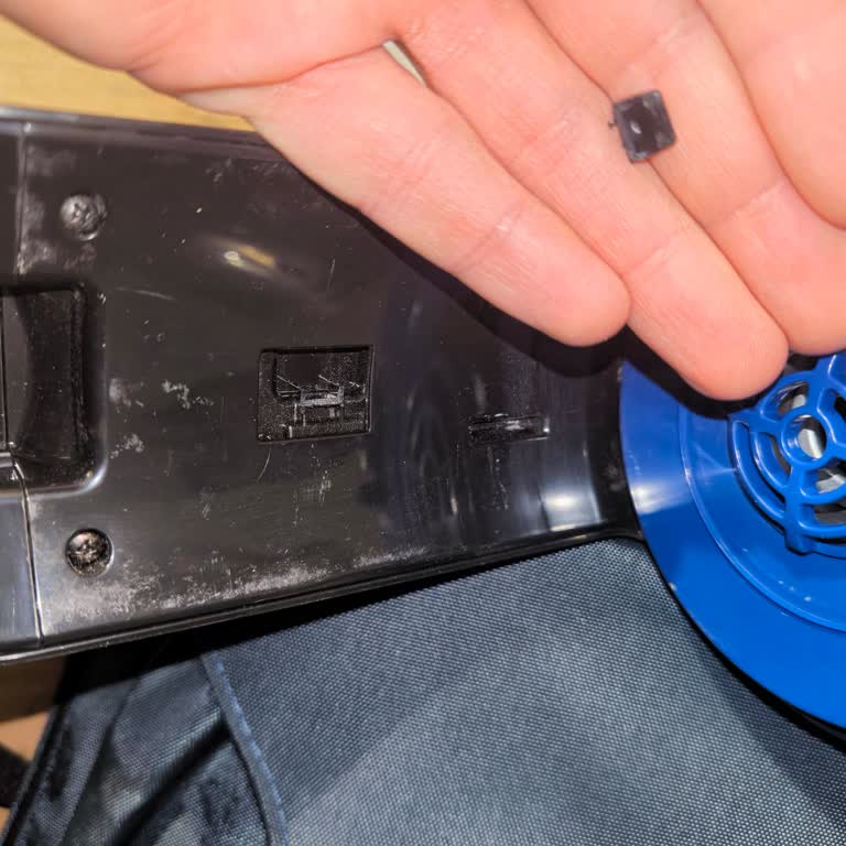 Fakir Şarjlı Süpürgede Kronik Hazne Tırnağı Kırılması Mağduriyeti