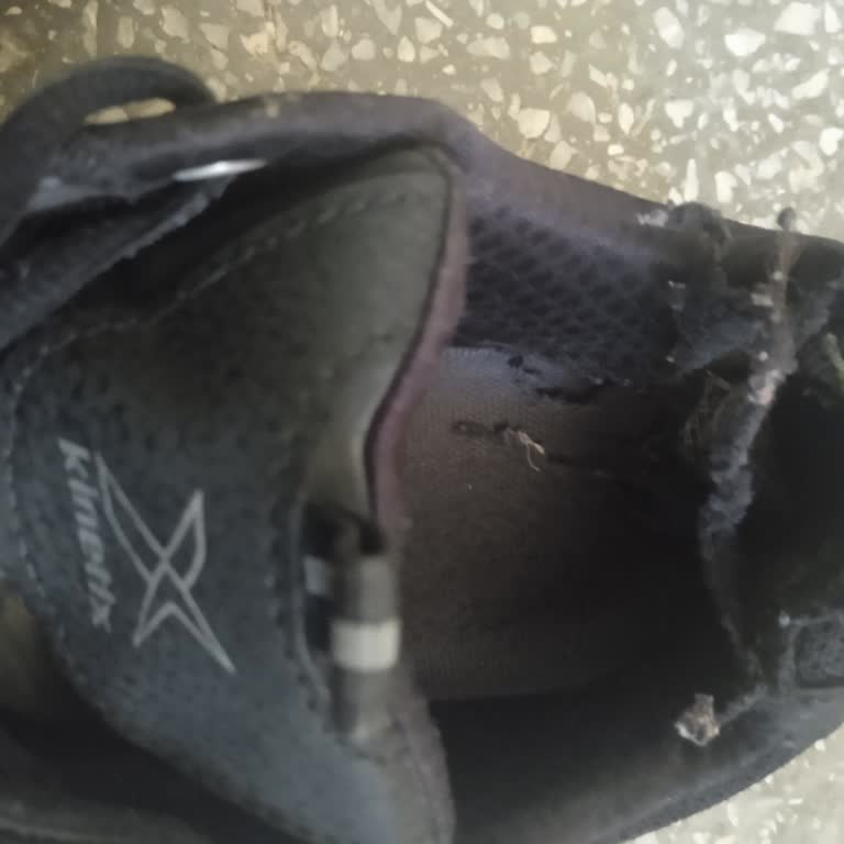 FLO’dan Aldığım Ayakkabılar Kısa Sürede Yırtıldı Ve Mağdur Oldum