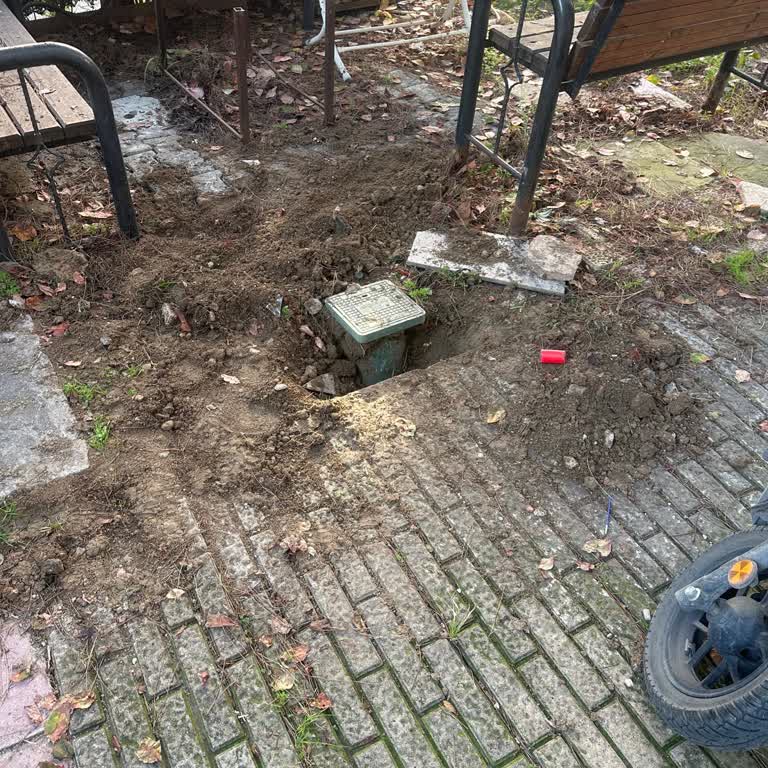 Açıkta Kalan Kablolar Ve Kapatılmayan Kazı Nedeniyle Güvenlik Riski