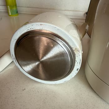 Korkmaz Elektrikli Çaycının Kenarlarında Soyulmalar Oluştu