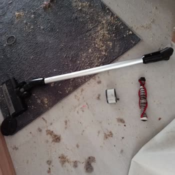 Arnica Küçük Ev Aletleri Dik Süpürge Temizlik Yerine Evi Kirletmeye Başladı Ve Başlığı Kırıldı