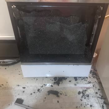 Yemek Yerken Patlayan Fırın Camı Ve İlgisiz Servis