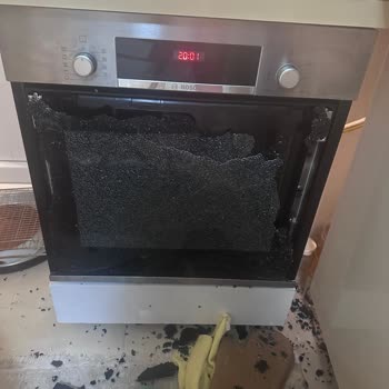 Yemek Yerken Patlayan Fırın Camı Ve İlgisiz Servis