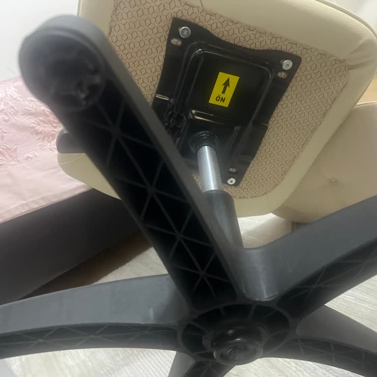 Bellona Döner Sandalye İki Kullanımdan Sonra Kırıldı, Parça Değişimi Haftalardır Bekliyor