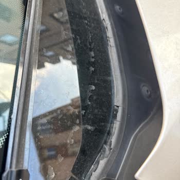 BMW 3.20d Ön Cam Altı Plastik Parça Çürümesi Ve Su Alma Sorunu