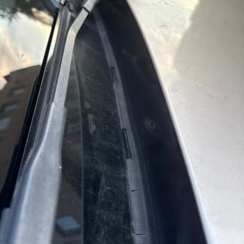 BMW 3.20d Ön Cam Altı Plastik Parça Çürümesi Ve Su Alma Sorunu