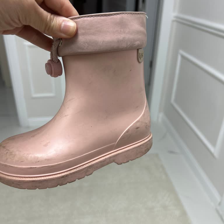 İki Yılda Hiç Giyilmemiş Çocuk Çizmesinin İkinci Kullanımda Su Alması Hayal Kırıklığı