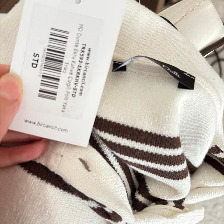 Deneme Sırasında Etiketi Kopan Ve Beden Olarak Uymayan Kazağın İadesi Kabul Edilmiyor