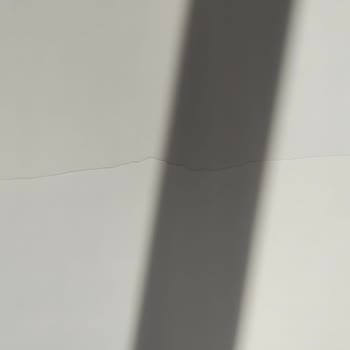 Kırık Kapaklarla Bitmeyen Yatak Odası Çilesi