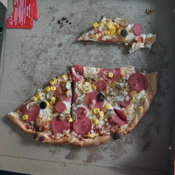 Pizzada Yabancı Cisim Şoku: Sağlığımız Riske Atıldı, Çözüm Sunulmadı