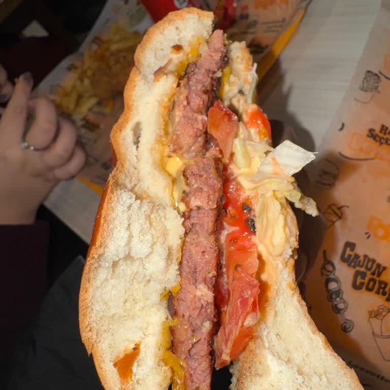 Cajun Corner Yetersiz Pişirme ve Tazelik Sorunu Nedeniyle Hayal Kırıklığı Yaratan Yemek Deneyimi