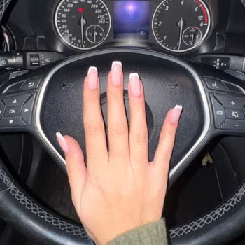 Miya Güzellik (Beylikdüzü) Uzman Olmayan Personele Jel Tırnak İşlemi Yaptırmak