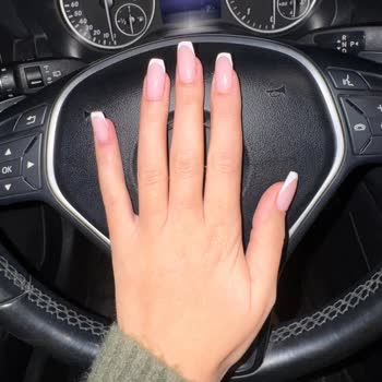 Miya Güzellik (Beylikdüzü) Uzman Olmayan Personele Jel Tırnak İşlemi Yaptırmak