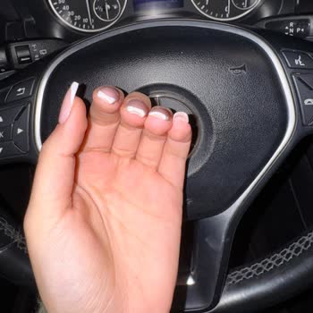 Miya Güzellik (Beylikdüzü) Uzman Olmayan Personele Jel Tırnak İşlemi Yaptırmak