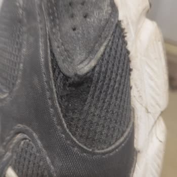 FLO Ayakkabı Aldığım Spor Ayakkabının Süngerlerinde Yırtılma Ve Garanti Reddi