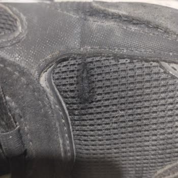 FLO Ayakkabı Aldığım Spor Ayakkabının Süngerlerinde Yırtılma Ve Garanti Reddi