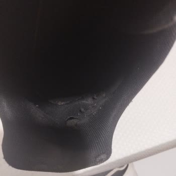 FLO Ayakkabı Aldığım Spor Ayakkabının Süngerlerinde Yırtılma Ve Garanti Reddi